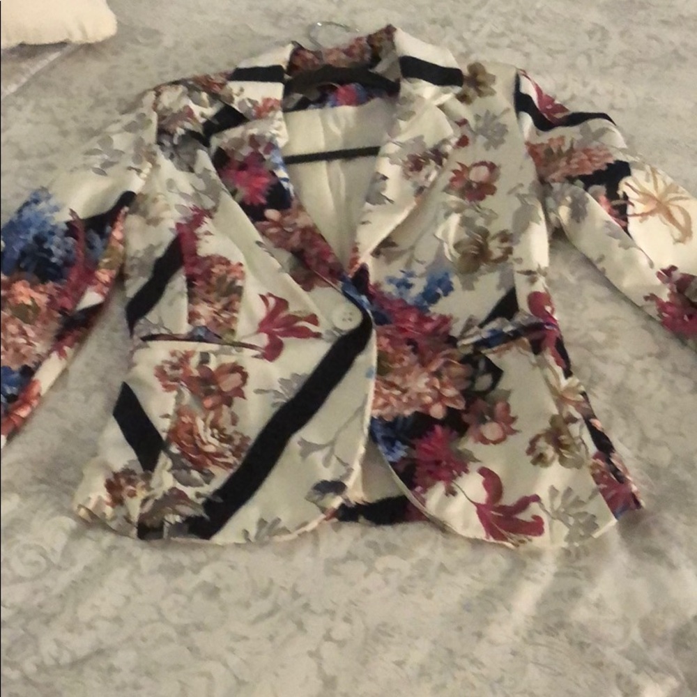 Small floral blazer made in Italy.